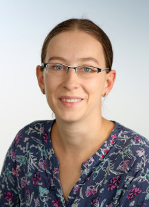 Person mit Brille und Blumenhemd lächelt.