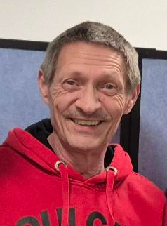 Lächelnder Mann in rotem Hoodie