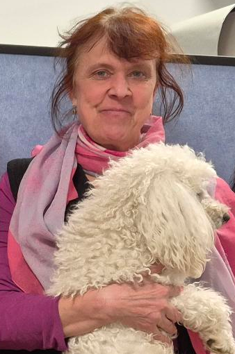 Frau mit weißem Pudelhund